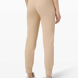 Lululemon Ready to Rulu Jogger 29"
Trench size 8 EUC